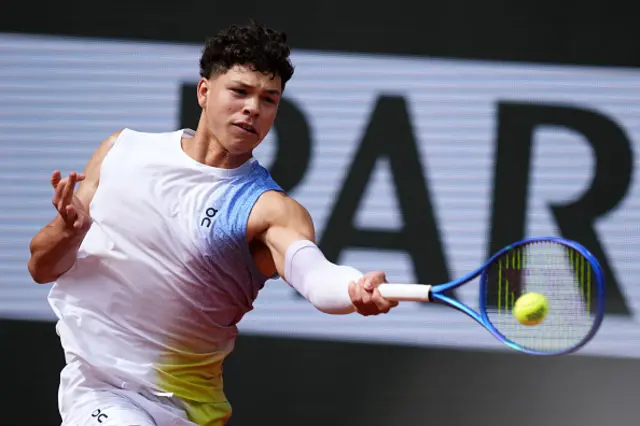 US Ben Shelton plays a forehand return to Spain's Carlos Alcaraz