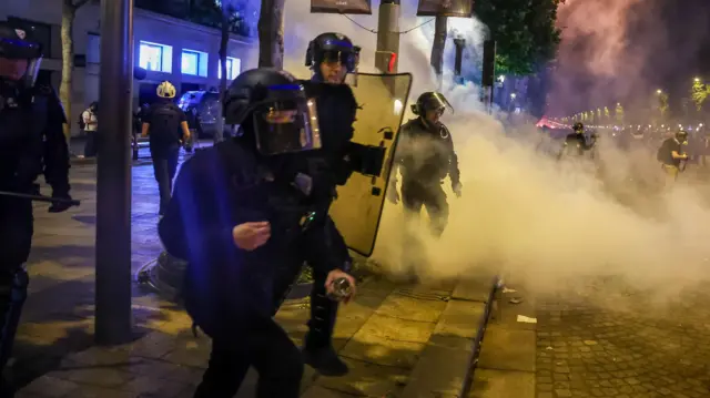 French police in action as clashes erupt with PSG fans celebrating on the Champs-Elysees after their team won the UEFA Champions League final between Paris Saint-Germain and Internazionale Milano, Paris, France, 31 May 2025