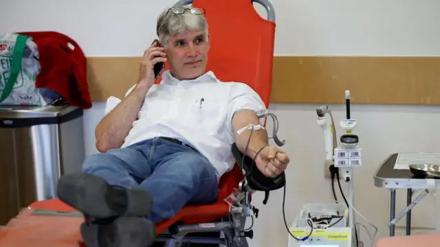 A man donates blood at the JUFA Hotel in Graz
