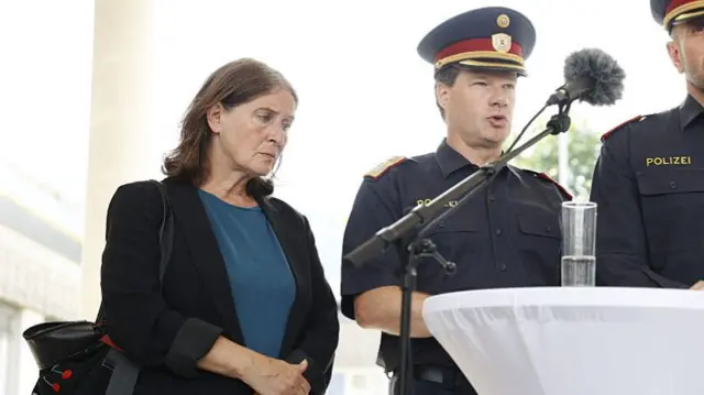Kahr standing next to police official during press conference
