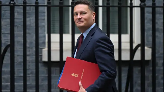 Wes Streeting entering Downing Street