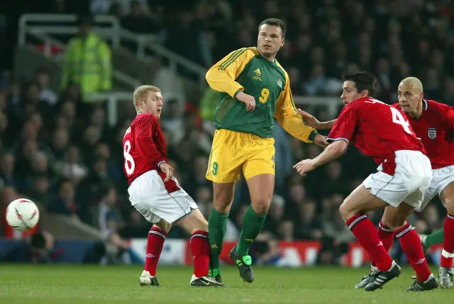 Mark Viduka of Australia, Paul Scholes of England and Frank Lampard of England