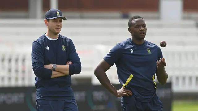 Stuart Broad (left)