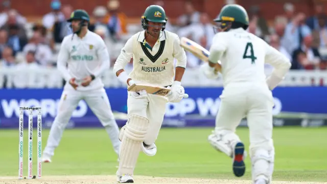 Mitchell Starc and Alex Carey batting
