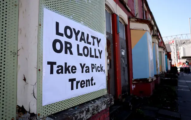 Poster saying 'Loyalty or lolly. Take ya pick, Trent