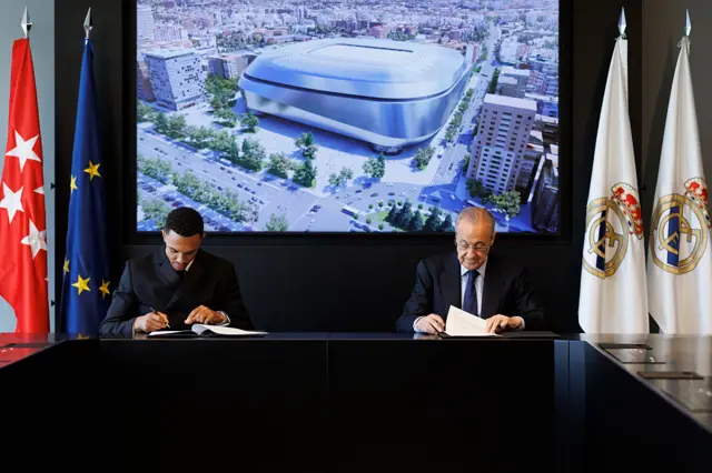 Alenxanda-Arnold signing contract