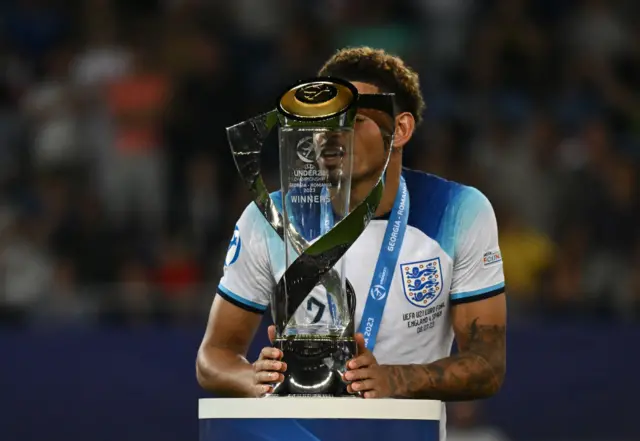 Morgan Gibbs White kisses the Euro U21 trophy