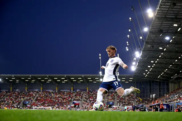 Elliott crosses the ball