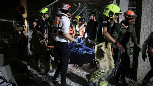 An injured person is carried on a stretcher by rescuers in Ramat Gan, Israel. Photo: 13 June 2025