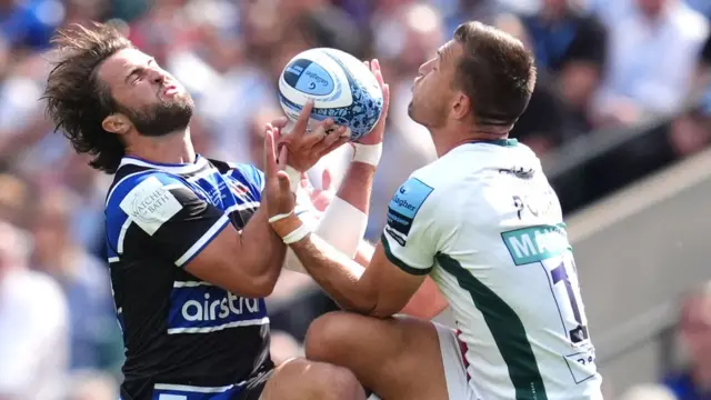 Bath's Tom de Glanville and Leicester's Handre Pollard compete for the ball