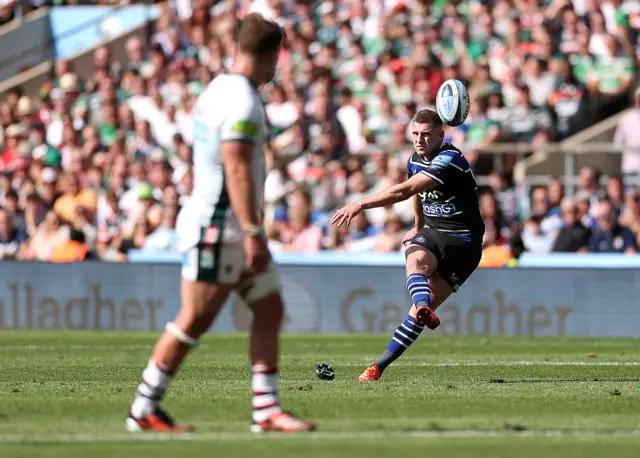 Finn Russell kicks a penalty for Bath