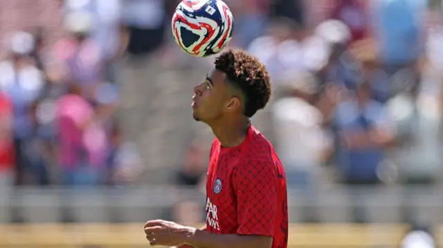Doue dribbles the ball on his head