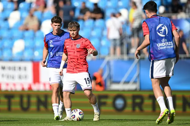 Elliott dribbles the ball in the warm up