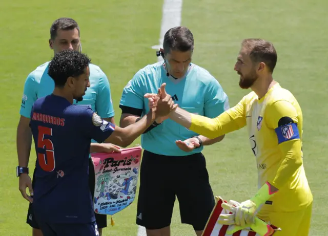 Marquinhos and Oblak shake hands before the game