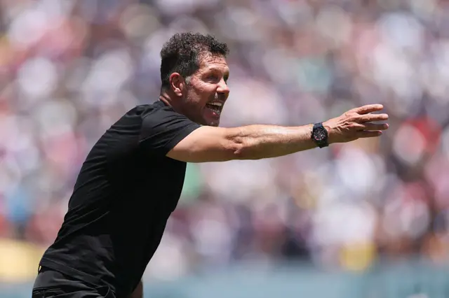 Simeone shouts and give orders to his players