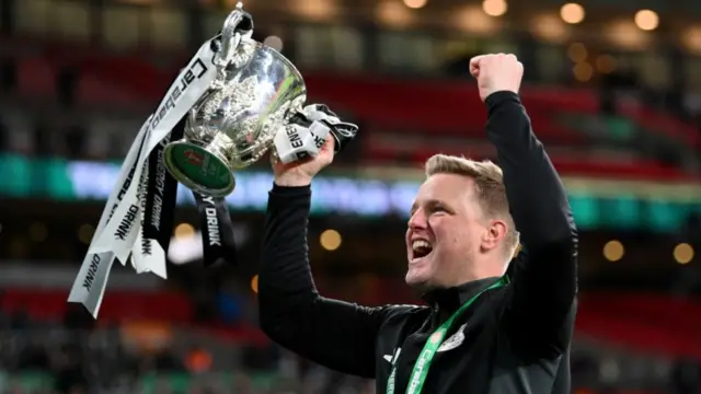 Eddie Howe, Manager of Newcastle United, lifts the Carabao Cup Trophy