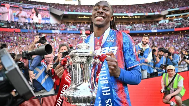 Eberechi Eze of Crystal Palace celebrates with the trophy after winning the FA Cup