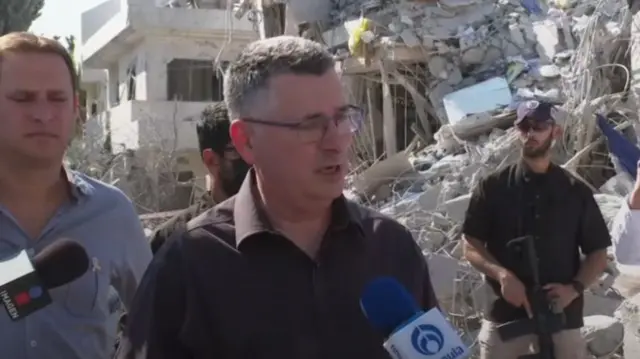 Israeli Foreign Minister Gideon Sa'ar visits the bombed Israeli city of Rishon Lezion. Photo: 17 June 2025