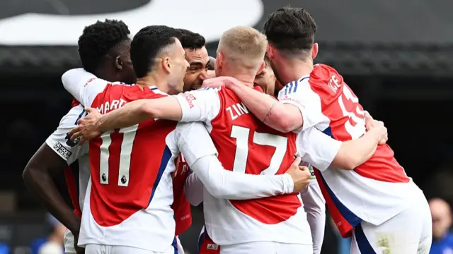 Arsenal players celebrating against Ipswich