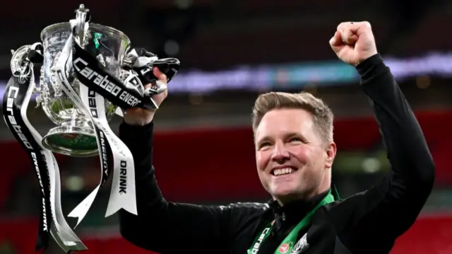 Eddie Howe, Manager of Newcastle United, lifts the Carabao Cup