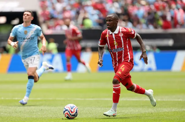 Thembinkosi Lorch of Wydad AC controls the ball