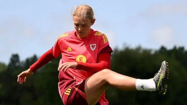 Sophie Ingle in training
