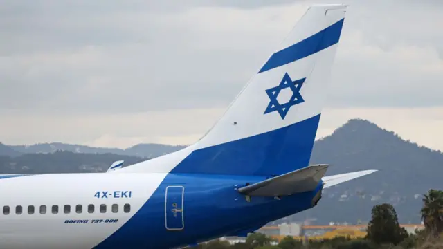 اولین ال آل بوئینگ 737-800 با زندگی جدید در فرودگاه بارسلونا-ال پرات در بارسلونا ، اسپانیا ، در 12 مارس 2025 در باند فرودگاه قرار دارد.