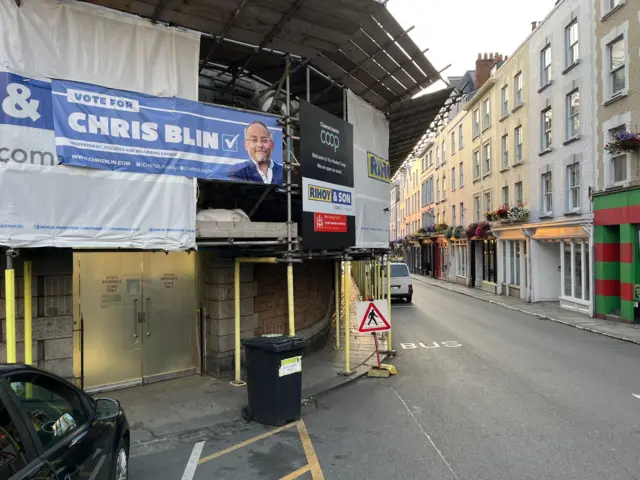 Voting sign seen attached to scaffolding