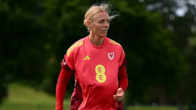 Sophie Ingle in training