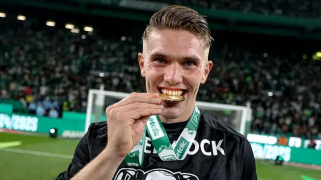 Viktor Gyokeres biting on his medal after helping Sporting win the Portuguese league