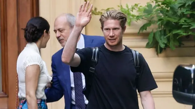 Kevin de Bruyne waves to Napoli fans