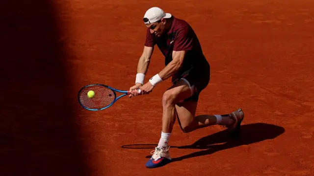 Jack Draper plays a backhand