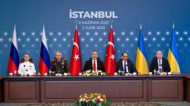From left to right: members of the Russian negotiations, Turkish foreign minister Hakan Fidan, members of the Ukrainian delegation
