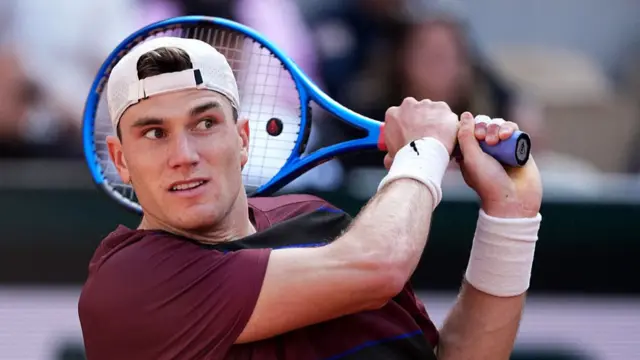 Jack Draper plays a backhand