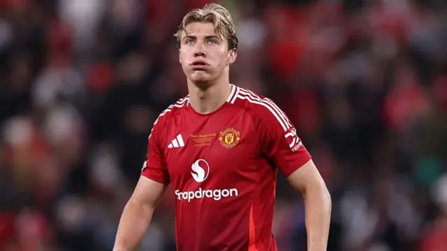 Rasmus Hojlund of Manchester United reacts after missing a chance