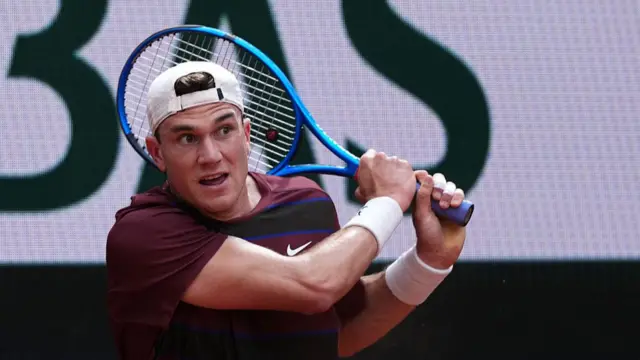 Jack Draper plays a backhand