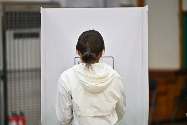 A South Korean woman votes