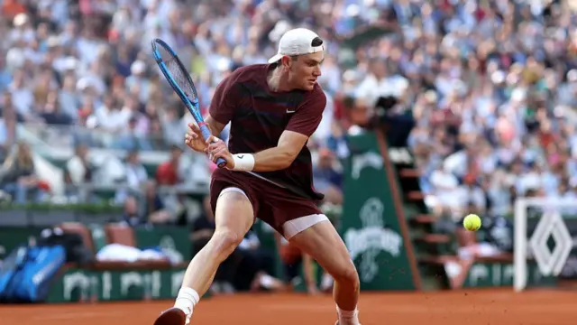 Jack Draper plays a backhand