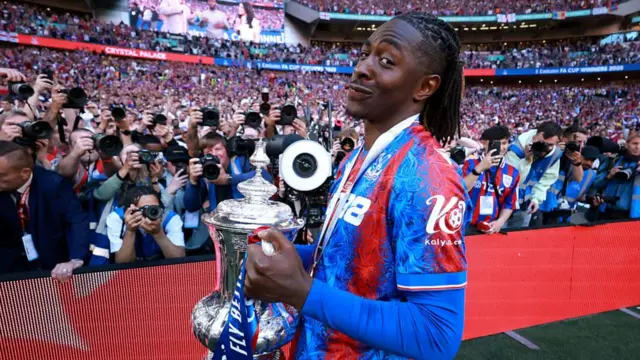 Eberechi Eze of Crystal Palace celebrates with the FA Cup trophy