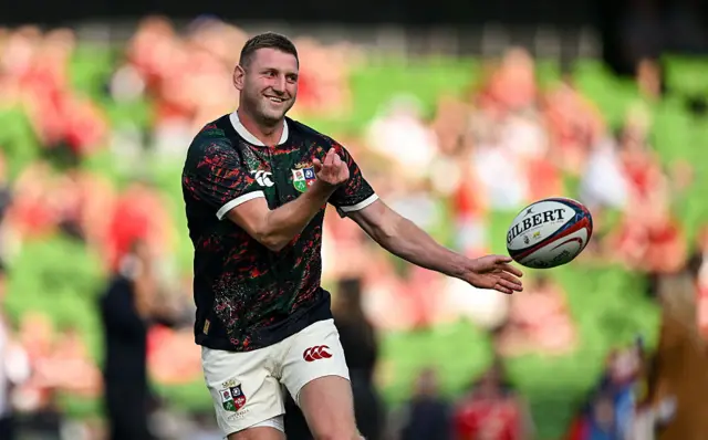 Finn Russell warms up