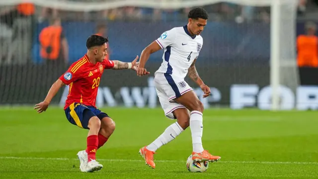 Alberto Moleiro of U21 Spain in action against Jarell Quansah of U21 England