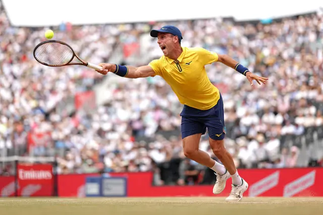 Bautista Agut dramatically reaches for a backhand