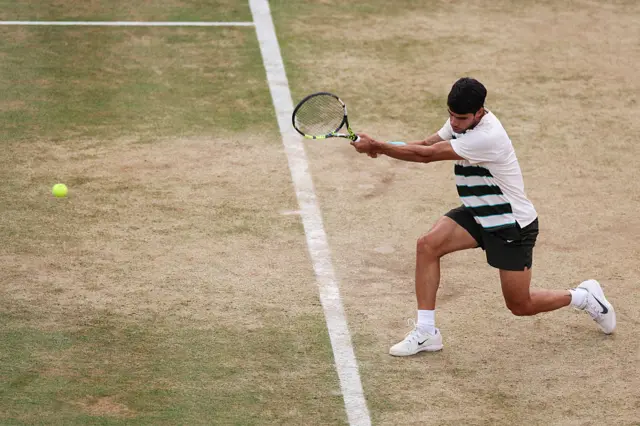 Alcaraz hits a backhand