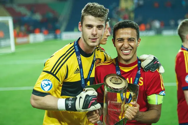 David de Goa and Thiago Alcantara holding the U21 Euros trophy for Spain
