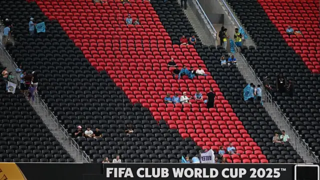 Des bancs vides sont vus tandis que les fans commencent à arriver avant la Coupe du Monde du monde de la FIFA 2025