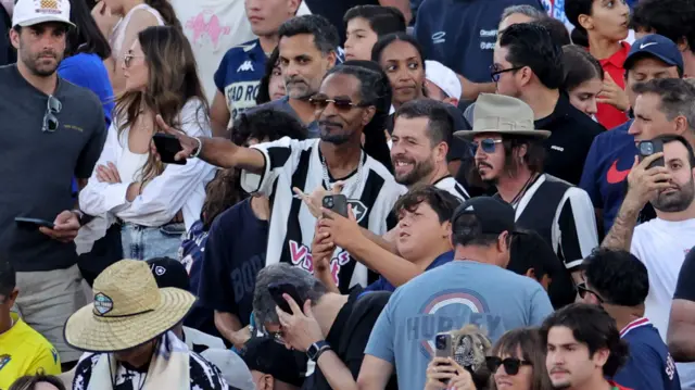 Snoop Dogg with the Botafogo supporters in the Rose Bowl