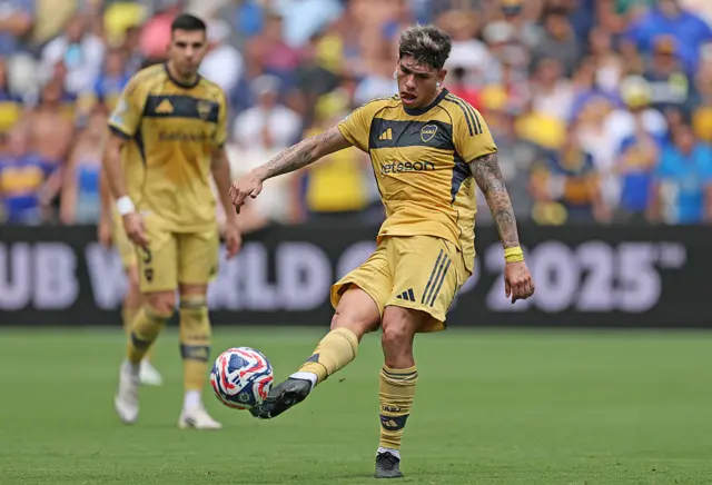 Carlos Palacios #8 of CA Boca Juniors passes the ball