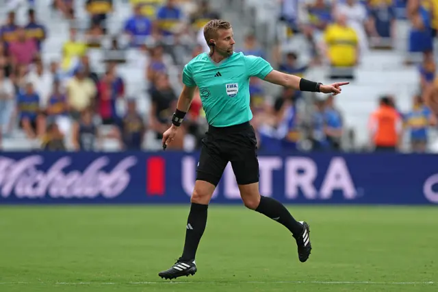 The referee signals no goal in the game between Auckland City and Boca Juniors