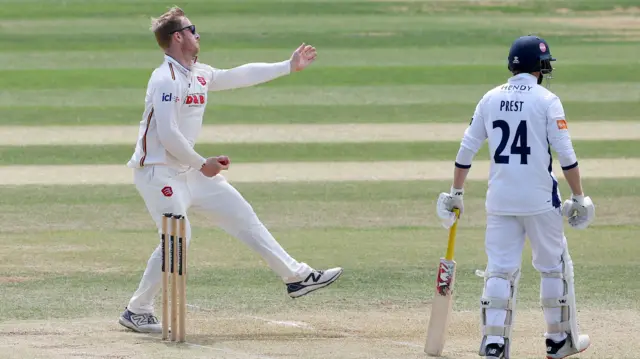 Simon Harmer bowling