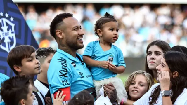 N eymar with his child and young fans before Santos play Botafogo